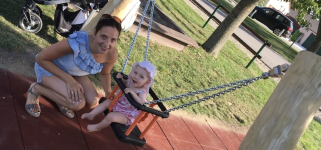 Kleinkinderschaukel am Spielplatz